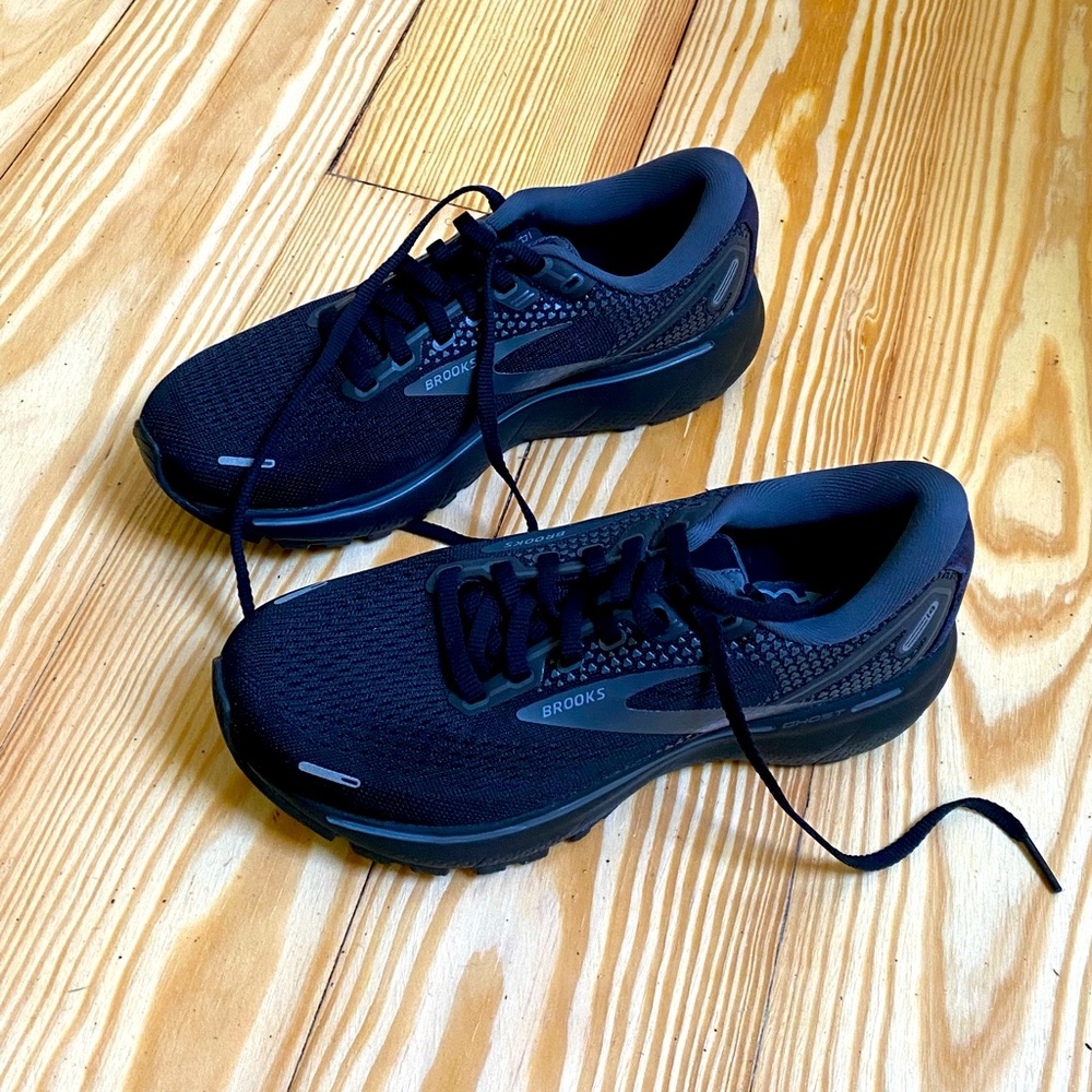 Brooks sneakers (New)